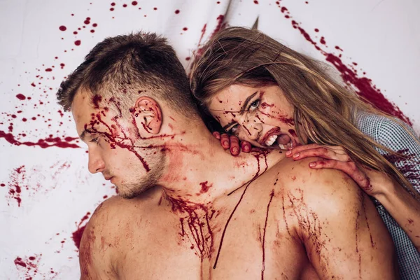 Maledetta coppia di Halloween innamorata. Insieme. Un uomo forte con un grembiule da macellaio con macchie di sangue. Buon Halloween . — Foto Stock