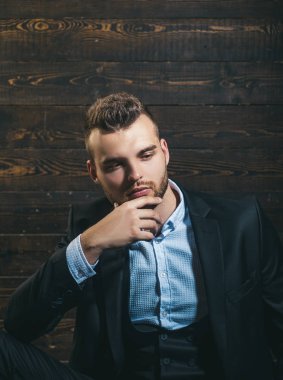 İş elbisesi ceketli düşünceli bir adam. Klasik takım elbiseli adam. İşler güvenli. Yakışıklı, ciddi bir erkek modelin portresi. Hırs ve bireysellik, başarı. Ofis hayatı. Sorunu var.