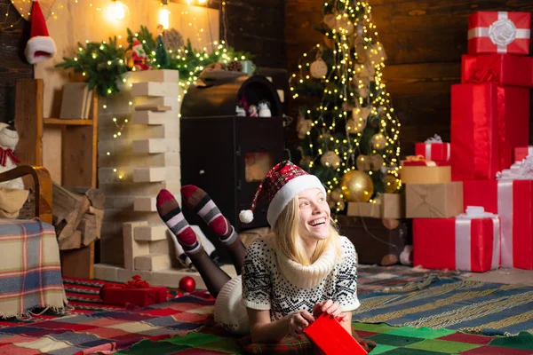 Feliz Navidad y feliz año nuevo. Mujer suéter de punto acogedor disfrutar de la atmósfera de Navidad en casa. Regalo de Navidad para cariño . —  Fotos de Stock