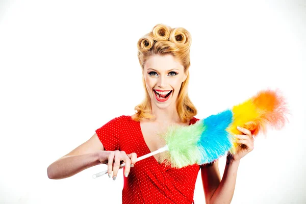 Sexy meisje schoonmaken retro of pin-up vrouw geïsoleerd op wit. Schoonmaakster met een pipidaster in de handen. Dagelijks huishoudelijk werk. — Stockfoto