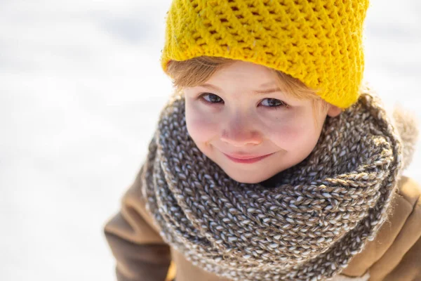 Portrait of cute little boy in winter outdoor. Cold and travel winter tourism active holidays in December, January and February. Amazing winter park. — Stock Photo, Image