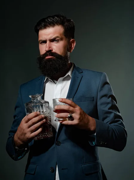 El hombre a la moda en la camisa blanca y los tirantes. Concepto de bebidas de lujo. Whisky elegante. —  Fotos de Stock