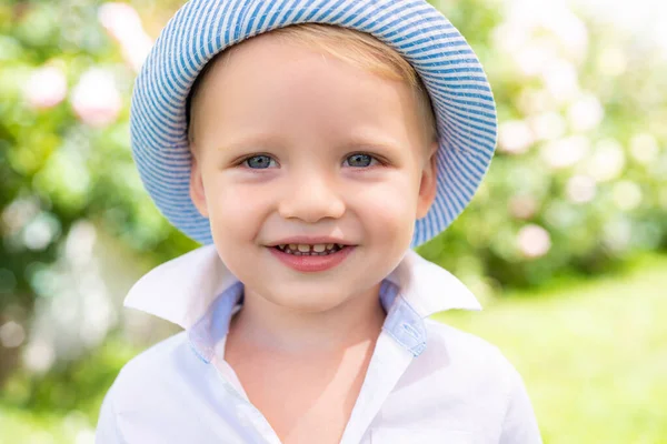 Retrato de menino sorridente feliz no fundo da natureza. Só estou a pensar na diversão. . — Fotografia de Stock