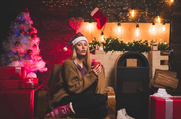 Retrato de moda de menina dentro de casa com árvore de Natal. Menina engraçada em traje de Santa. Emoções de presentes. Emoções. Celebração. Natal em casa atmosfera . — Fotografia de Stock