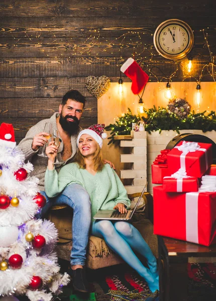 Feliz Ano Novo. Casal celebração ano novo. Ambiente de Natal em casa. Feliz Natal e Feliz Ano Novo. Presente de Natal . — Fotografia de Stock