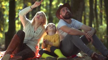 Romantik ve aşk dolu. Aile Sonbahar Günü. Sonbahar parkında çocuklu, gülümseyen bir çift. Mutlu bir aile. Dışarıda erkek çocukları olan mutlu bir çift..