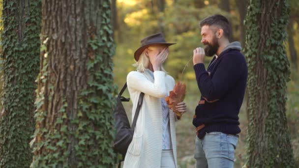 Egy őszi pár pózol a parkban. Romantikus őszi pár pózol a természet hátterében. Szenvedélyes randi és szerelem. Romantikus pár.. — Stock videók