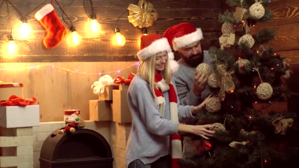 Pareja feliz decorar el árbol de Navidad. Tema Navidad invierno año nuevo. Pareja de Navidad enamorada . — Vídeos de Stock