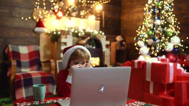Újévi karácsonyi koncepció. Boldog karácsonyt és boldog ünnepeket! Aranyos gyerekek ünneplik a karácsonyt. A gyerekek élvezik az ünnepeket.. — Stock videók