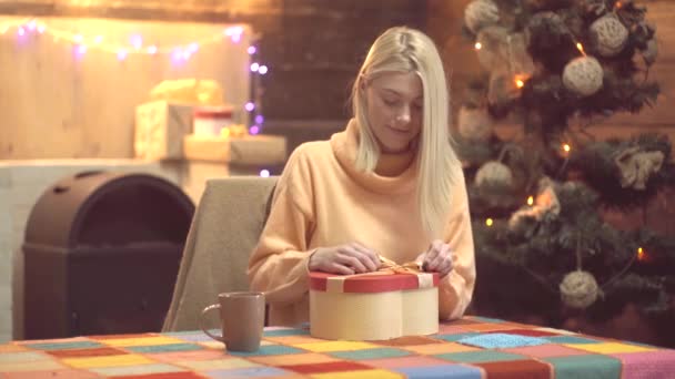 Mulher de Natal segurando presente prasent na parede vintage. Tema Natal feriados inverno ano novo. Presente de ano novo . — Vídeo de Stock