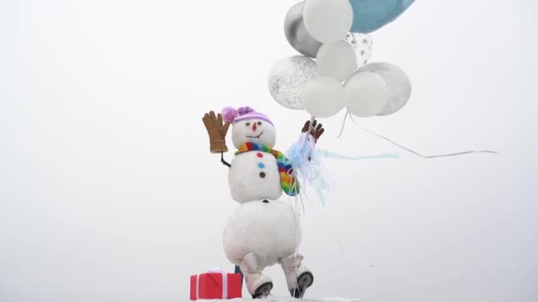Człowiek Śniegu trzyma piłkę powietrzną. Bałwan i czas Bożego Narodzenia. Kocham zimowe wakacje. — Wideo stockowe