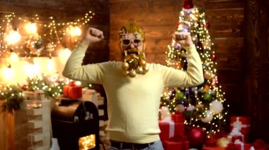 Yeni yıl - sakallı hippiyle parti eğlencesi. Komik insanlar Noel 'i. Noel süsleri. Yakışıklı, şık sakallı adam. Mutlu Noeller dilerim. Noel Baba evde..