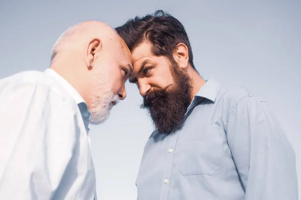 Padre e hijo mirándose el uno al otro. Padres jubilados. Generación de hombres. Dos generaciones diferentes: abuelo y padre juntos. — Foto de Stock