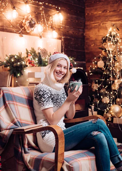 Schöne fröhliche Mädchen mit einer Tasse Tee oder Kaffee. kuscheliger Strickpullover. Weihnachtswunder und Neujahrsgefühle. — Stockfoto
