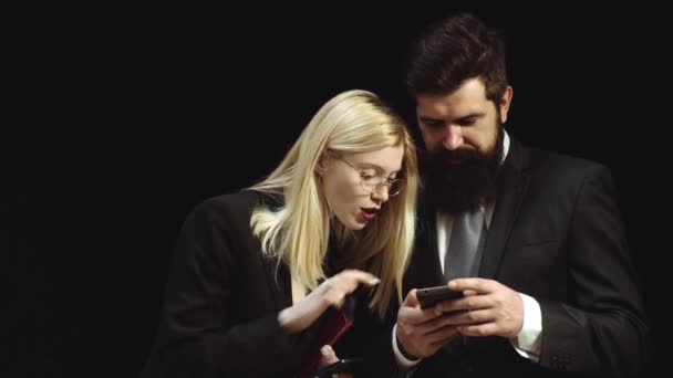 Social addicted. Talk and communicating. Happy couple wiht smartphone. This is my last office romance. Business couple. Sexy gorgeous blonde woman with teacher man. Office romance. — Stockvideo