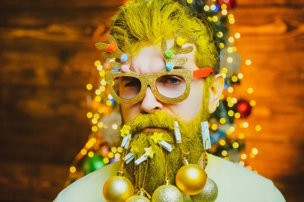 Thema Kerstvakantie en winter nieuwjaar. Mannen in winterkleding. Kerstman wenst vrolijk kerstfeest. — Stockfoto