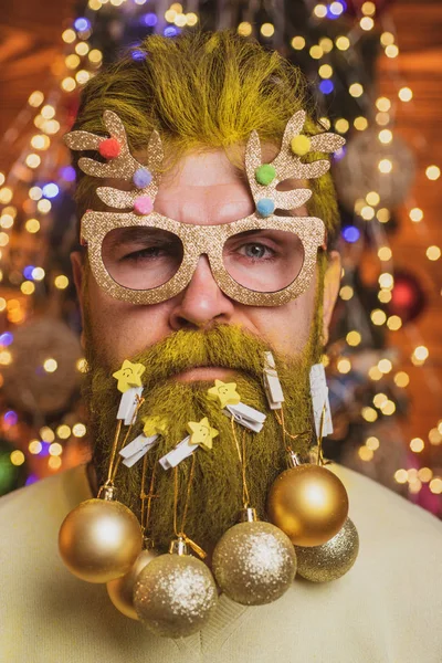 Moderne kerstman met baard close-up portret. Nieuwjaar, kerstkaart. Santa portret voor banner of begroeting poster. Trendy, shopping sale en kortingen. — Stockfoto