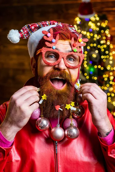 Noel ya da yeni yıl berber dükkanı konsepti. Mutlu Noeller ve mutlu yıllar. Komik Noel Baba 'yla eğlenceli bir parti. Mücevherli sakal.. — Stok fotoğraf