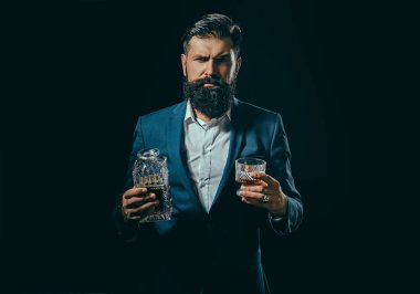 İş adamı stresten viskiyle kurtulur. Degukasyon ve tatma. Alkolik içecek..