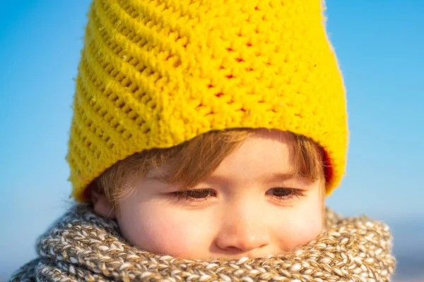 Loisirs en plein air avec enfants en hiver. Enfant lors d'une promenade dans un parc hivernal enneigé. Petit garçon marchant à la chute de neige. Enfant en vêtements d'hiver jouant avec la neige . — Photo