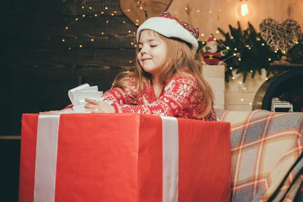Счастливого Рождества и счастливого праздника. Милая девочка с подарочной коробкой на Рождество. Канун Нового года. С Рождеством Христовым! . — стоковое фото