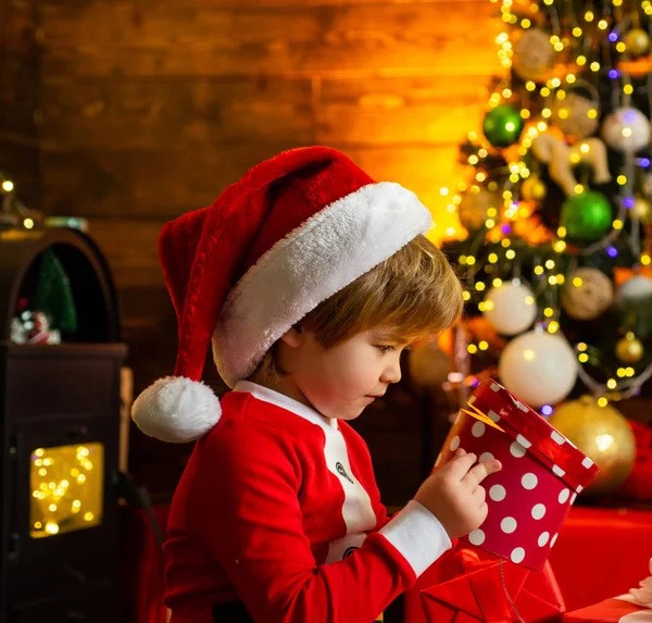 Рождественское чудо и новогодние чувства. Первое воспоминание о детстве. Мальчик зимняя одежда Санта-Клауса шляпа отпраздновать Рождество и с Новым годом. Скоро Рождество.. — стоковое фото
