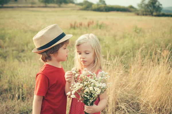 로맨틱 한 사랑. 여름의 행복 한 귀여운 아이의 사진. 예쁜 작은 부부 - 남자와 여자가 껴안고 있습니다. 발렌틴 스의 날 축하 해. 자녀간의 우정 과 친절이라는 개념. 어린 시절 이 시골에서. — 스톡 사진