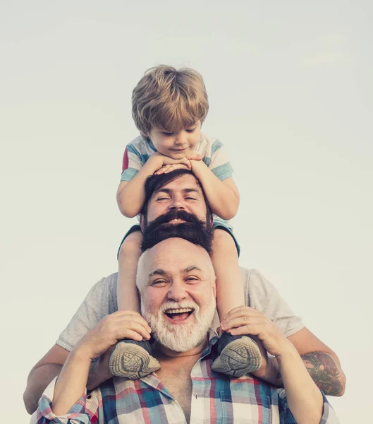 Kindheitskonzept. Familienurlaub und Zweisamkeit. Männliche Mehrgenerationenfamilie. — Stockfoto