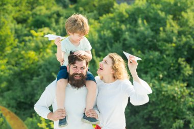 İnsanlar dışarıda eğleniyor. Aile, yaz tatillerini sever. Arkadaş canlısı aile kavramı. Ebeveynlik ve çocukluk kavramı. Ebeveynlik.