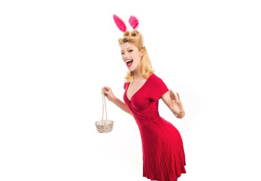 Tavşan kulaklı ve paskalya yumurtalı güzel sarışın kız. Tavşan kulağı konsepti. Tavşan kadın. Paskalya kartları. İzole edilmiş beyaz arka plan. Paskalya yumurtası avı - Paskalya Günü konsepti.