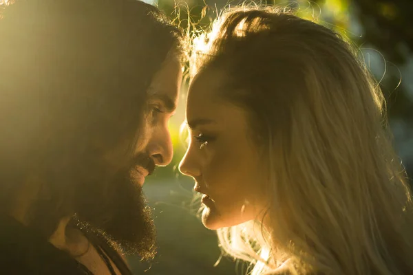 Een paar zonneschijn. Mooie dromerige vrouw die naar haar vriendjes kijkt. Liefdevol stel gaat zoenen. Sensueel verliefd stel dat in het park loopt. Vertrouwen en tedere gevoelens concept. — Stockfoto