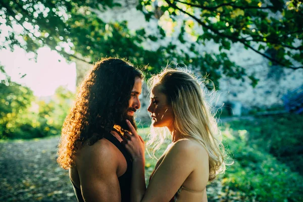 Vackra par som står nära varandra. Romantiska känslor och ömma kärlek koncept. Sensuell kvinna som rör ansiktet på sin stilige pojkvän. Några promenader i parken. — Stockfoto