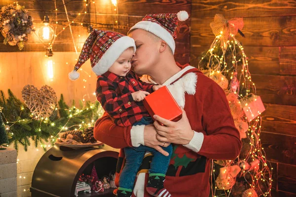 Frohe Weihnachten Familie. Vater öffnet mit seinem kleinen Sohn ein Weihnachtsgeschenk. Weihnachtszeit. Familienziele. — Stockfoto