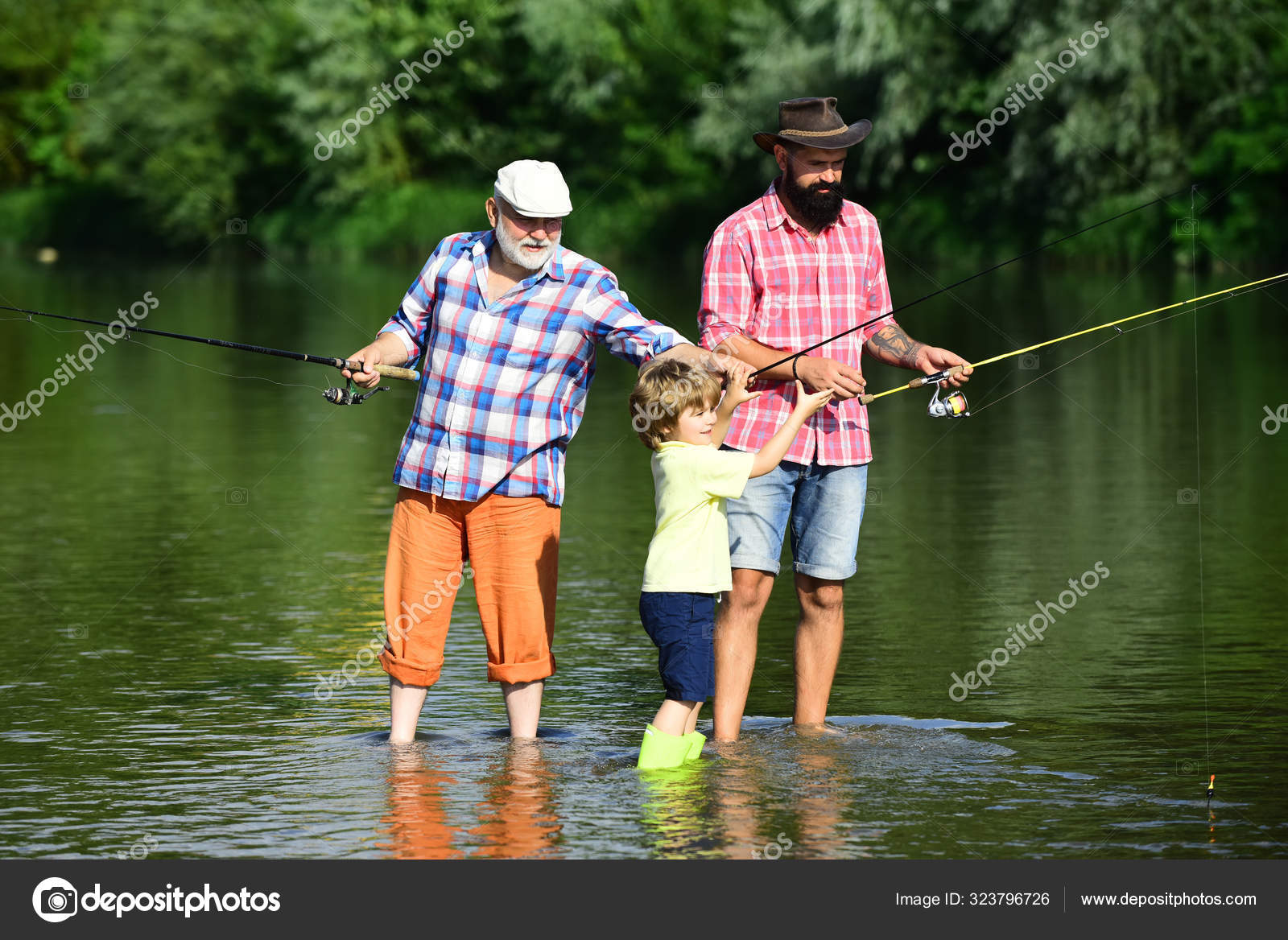 Enfant Pêche à La Rivière Ou Au Lac Jeune Enfant Pêcheur été