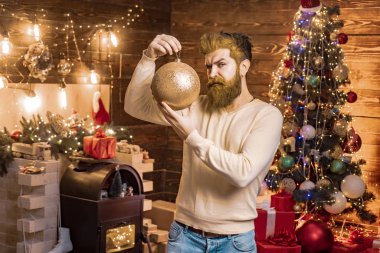 Noel ya da yeni yıl berber dükkanı konsepti. Mücevherli sakal. Berber dükkanındaki Noel Baba. Modern Noel Baba için Noel stili.