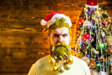 Mücevherli sakal. Berber dükkanındaki Noel Baba. Noel ya da yeni yıl berber dükkanı konsepti. Modern Noel Baba için Noel stili.