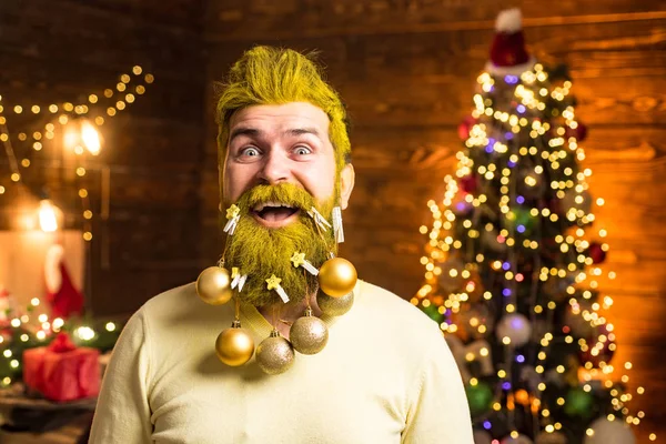 新年、クリスマスカード。魅力的な白人ひげそりのヒップスター。おしゃれな髭の男だトレンディ、ショッピング販売と割引. — ストック写真