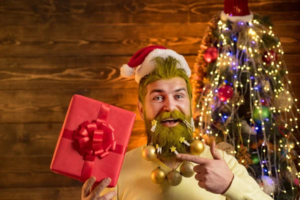 Leveransgåvor. Styling Santa Claus med ett långt skägg poserar på trä bakgrund. Skäggiga jultomten - närbild. — Stockfoto