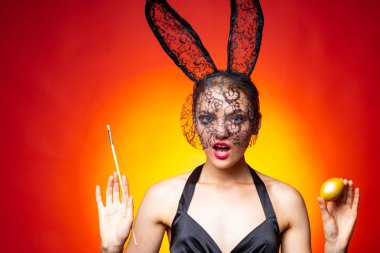 Geleneklere saygı göster. Mutlu Paskalyalar. Tavşan kız fırçayı tutup yumurta kırmızısına boyuyor. Altın yumurtayı süsleyen sevimli tavşan kadın. Paskalyayı kutluyoruz. Geleneksel kutlama. Paskalya geliyor.