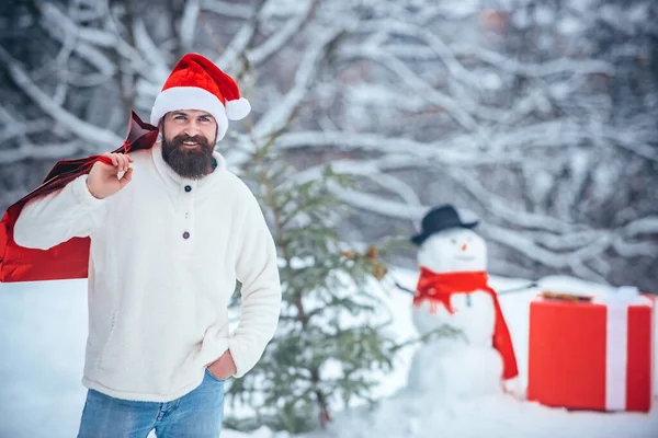 Drôle de gens d'hiver Portrait. Homme de mode avec boîte cadeau de Noël. Père Noël ivre à la maison. Bannière de Noël . — Photo