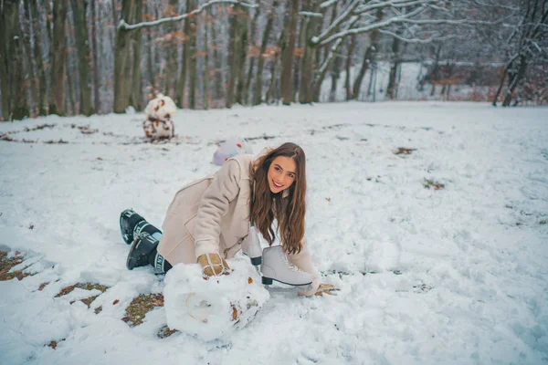 Retrato de invierno de una joven morena hermosa en el jardín de nieve. Nieva concepto de moda belleza invierno . — Foto de Stock