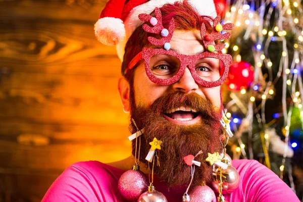 Férias de Natal. Emoção de inverno. Retrato de belo Papai Noel homem dentro de casa com presente de Natal . — Fotografia de Stock