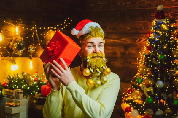 Kerstmis of Nieuwjaar kapper concept. Baard met baard. Kerstman in de kapperszaak. Kerststijl voor moderne Santa. — Stockfoto