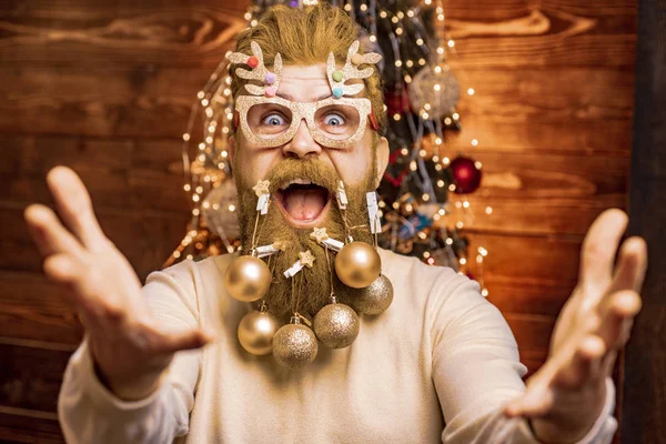 Santa graciosa. La preparación navideña - el hombre que celebra un Nuevo Año. Feliz Santa vestido con ropa de invierno pensar en Navidad cerca del árbol de Navidad. Tema Navidad vacaciones e invierno año nuevo. —  Fotos de Stock