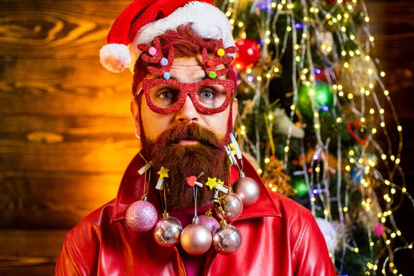 Feliz Santa vestido con ropa de invierno pensar en Navidad cerca del árbol de Navidad. Retrato de un Papá Noel. Concepto de año nuevo. Casa Ambiente de Navidad. —  Fotos de Stock