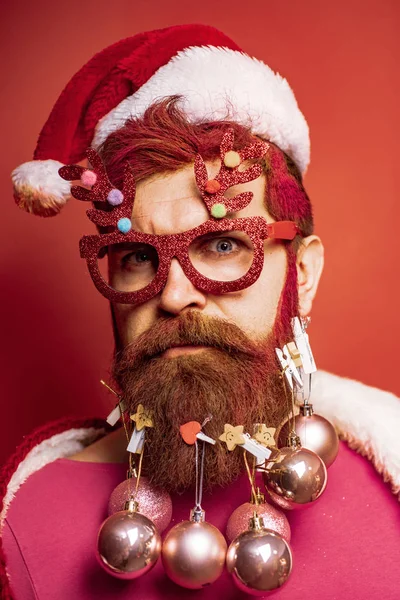 Close up retrato de um Papai Noel no fundo vermelho isolado . — Fotografia de Stock