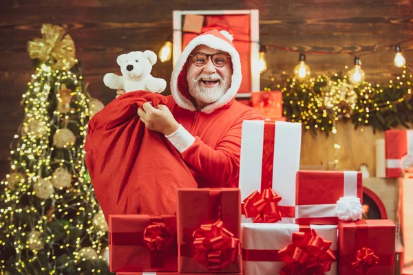 Bearded man in Christmas sweater. Bearded modern Santa Claus, funny Santa hold Christmas gift. — Stock Photo, Image