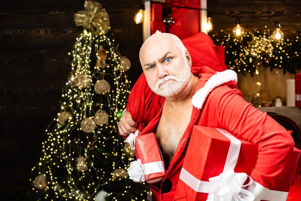 Saludo de Navidad y Año Nuevo desde la estación de policía. Santa en la máscara con bolsa. Seguridad navideña contra ladrones y seguridad en el hogar . — Foto de Stock