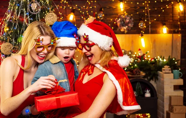 A karácsonyi család ajándékokat nyit. Karácsonyi parti hangulat. Boldog család.. — Stock Fotó