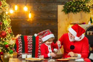 Noel Baba için kurabiye. Mutlu Noeller ve mutlu tatiller. Noel ailesi. Mutlu torun ve büyükbaba Noel kurabiyesi yapıyor. Ev Noel atmosferi.